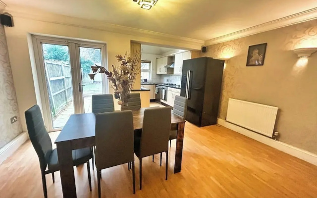 3 Bed Semi - Sleeps 5 - Parking - Pets - Garden