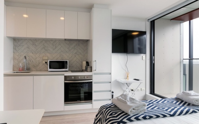 Brand New Stylish Studio Apt, Pool, Gym & Sauna – Guest Rooms – Auckland