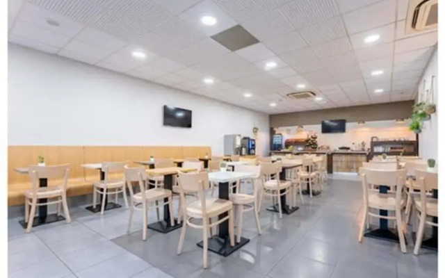 B&B HOTEL Maubeuge Louvroil