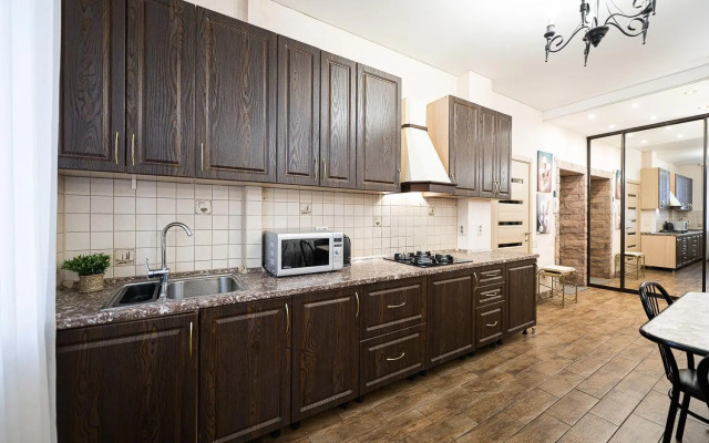 Пять Звезд на Ленина 51