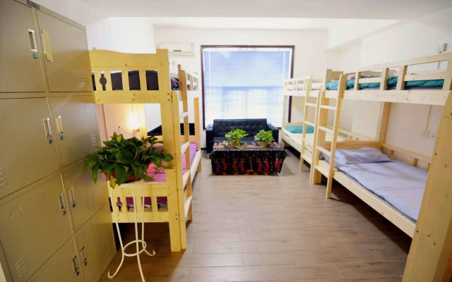 Broncos Youth Hostel