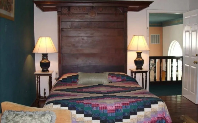 Lundeen Inn of the Arts