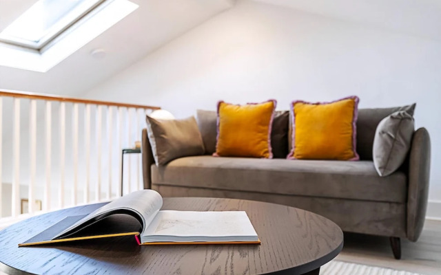 Stylish Chelsea Flat With Luxe Comfort & Charm