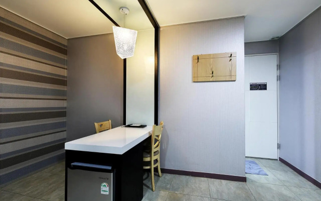 White Tourist Hotel