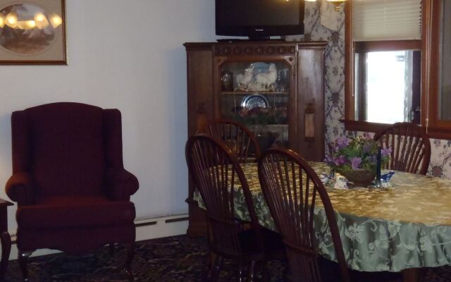 Glass House Inn Erie Near I-90 & I-79