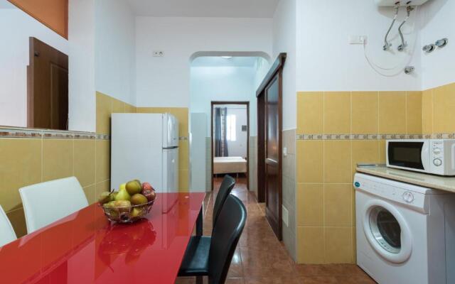 Private Solarium - 2BR House Near the Airport