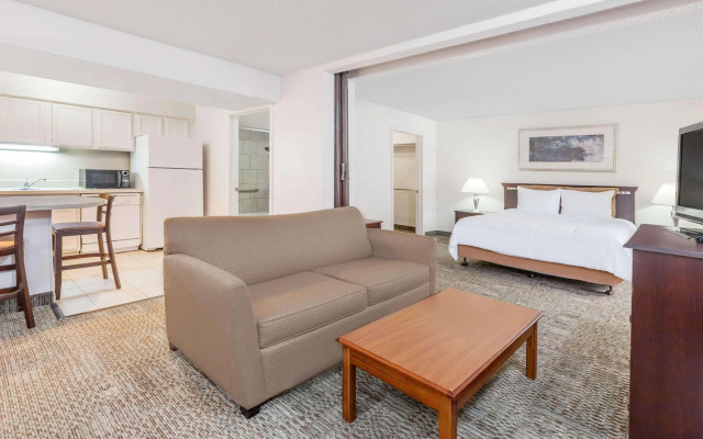 Hawthorn Suites by Wyndham Dallas Love Field Airport