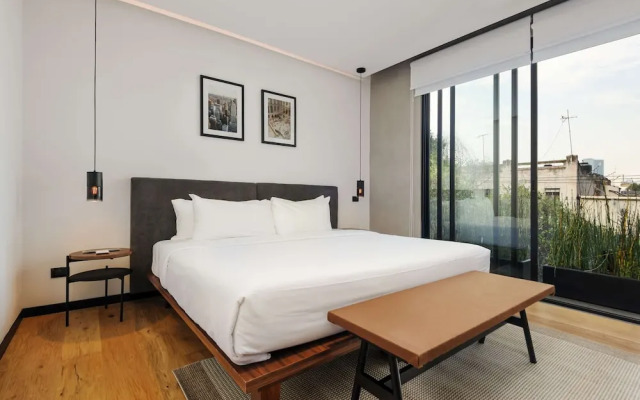 w Deluxe 1BR With Elegant Balcony in Roma Nte