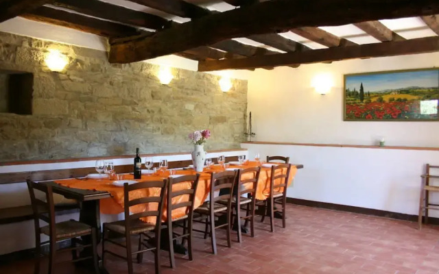 Stunning private villa with private pool, WIFI, TV, pets allowed and parking, close to Cortona