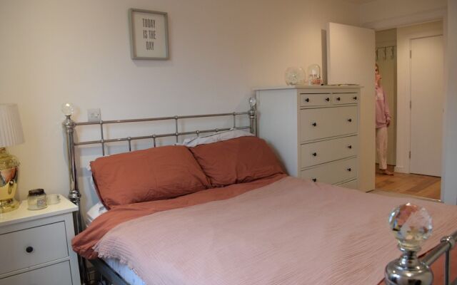2 Bedroom Apartment With Parking in Camberwell