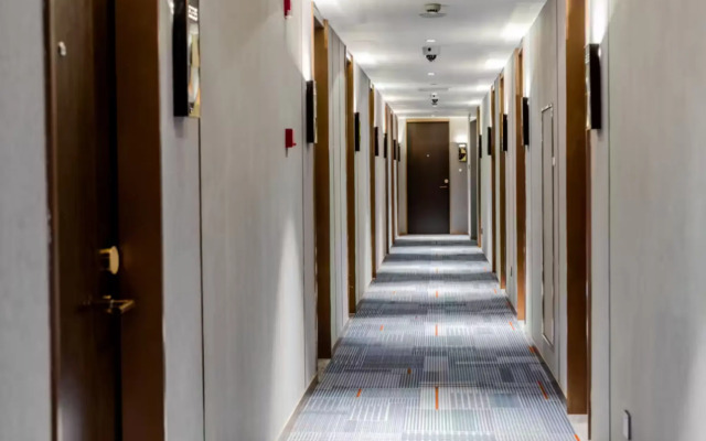 Yitel Collection (Shanghai Hongqiao Gubei Road, Yili Road Metro Station)