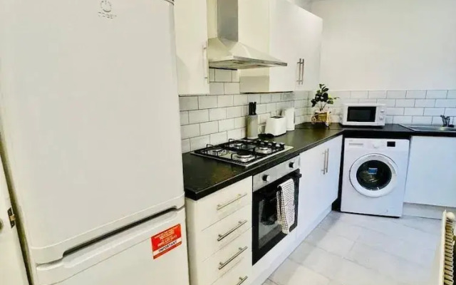 2 Bedroom House in Liverpool With Free Parking