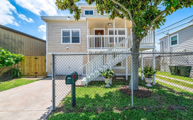 ~ 1 Mi to Pier, Fishing & Beaches: Galveston Home!