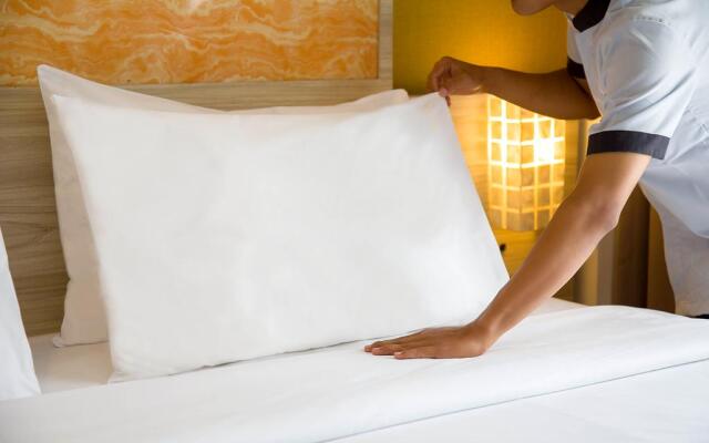 Front One Akshaya Hotel Karawang