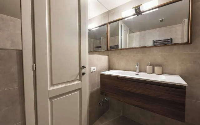 Luxury River View Apartment by MMega