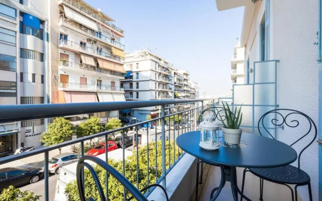 Neoclassical apartment with 3 bedrooms in Piraeus