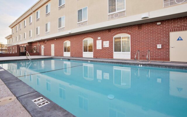 Holiday Inn Express & Suites Sacramento NE Cal Expo by IHG