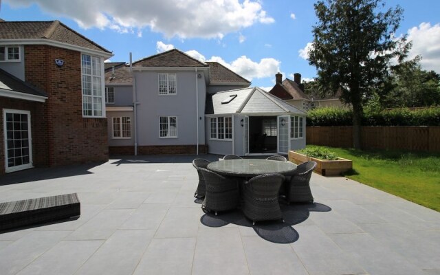 Beautiful Family Home With 42ft Pool & Cinema Room