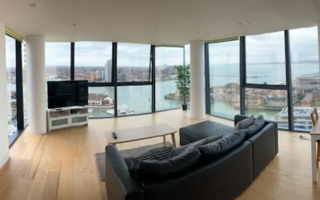 Stunning 3-bed, 3-bath Apartment in Southampton