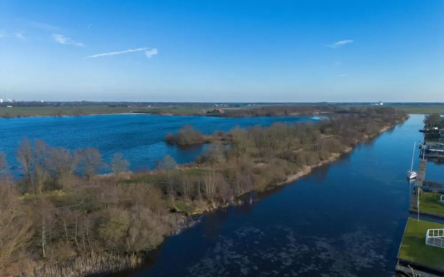 Tranquil Lakeside Stay for 4 Guests