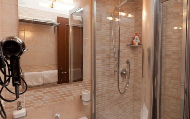 Pretty, centrally situated in Rome: wifi, climate. Metro 5 minutes