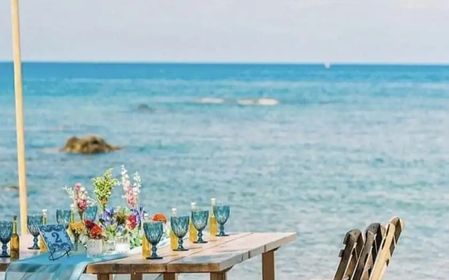 Grande Blue Suites with private bay