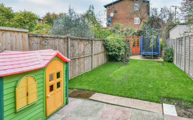 Enchanting Earlsfield Home by Wimbledon Park