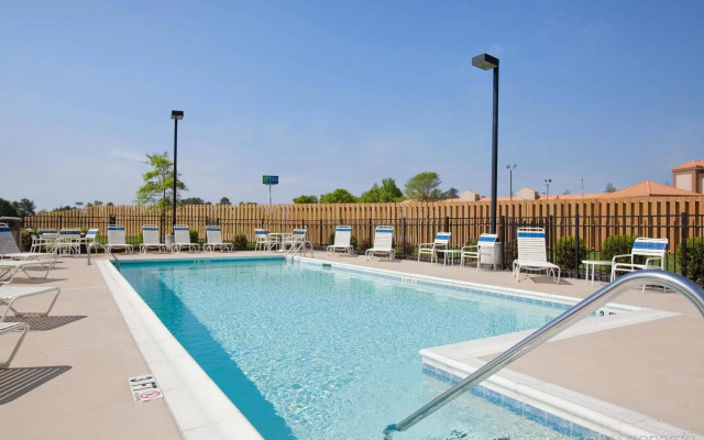 Hampton Inn by Hilton Dunn