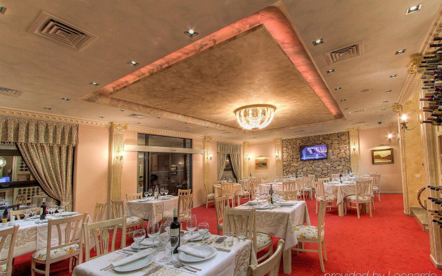 Golden Hotel