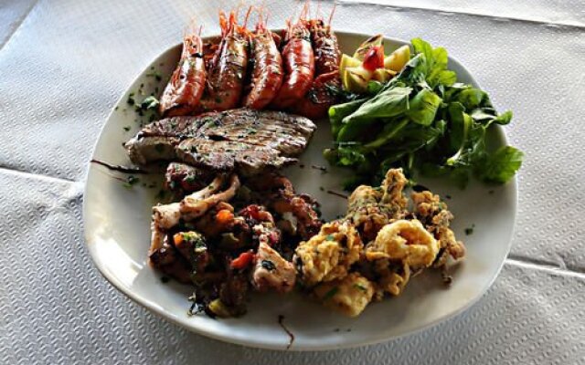 Reno's Restaurant & Guesthouse