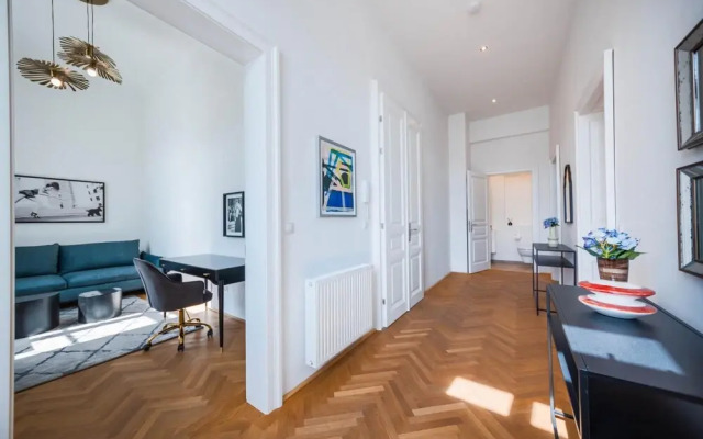 Deluxe Apartment With Parking and Office Next to the City Park