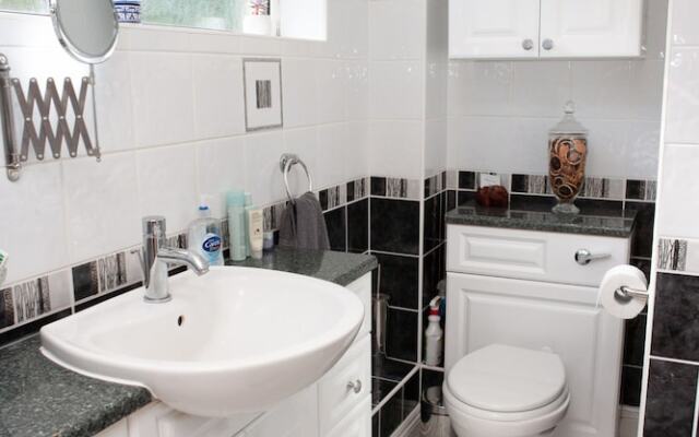 4 Bedroom House in Village Edge of Bath