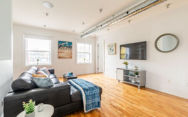 Stylish and Upscale 2BR Loft - Near Queen Street