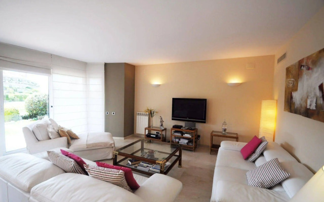 Luxury Apartment with Swimming Pool
