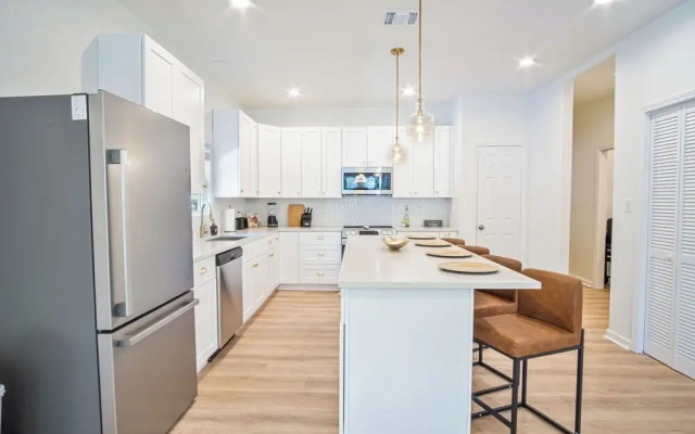 Urban Delight 4br/3ba Near City Center