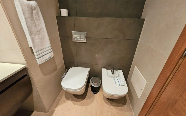 Rocha Prime Center Garage Flat