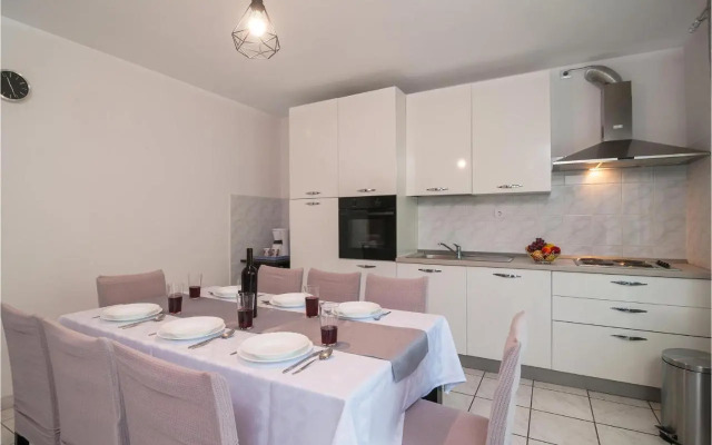 Three-Bedroom Apartment in Dugi Rat