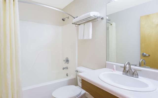 Super 8 by Wyndham Bedford