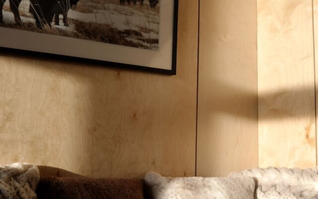 Yellowstone Peaks Hotel