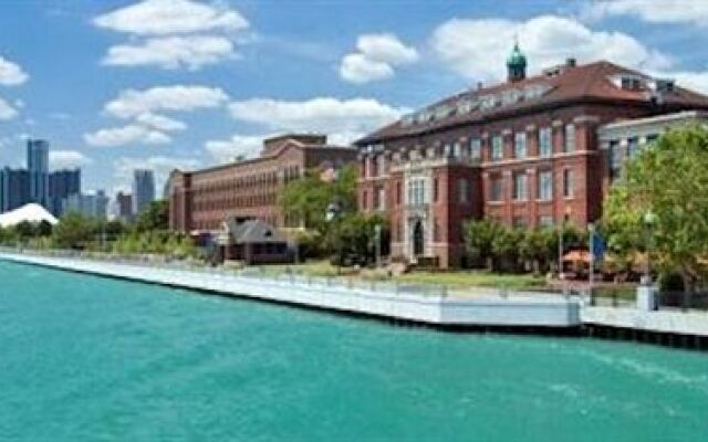 Roberts Riverwalk Urban Resort Hotel