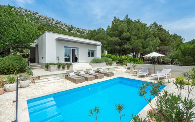 Amazing Home in Naklice With Wifi and 2 Bedrooms