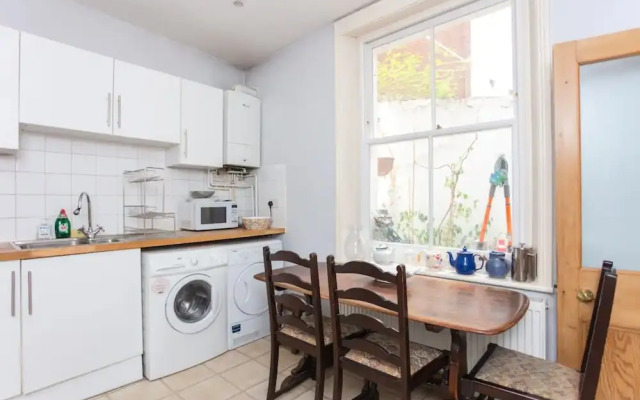Cosy 2 Bedroom Apartment in Central London With Garden
