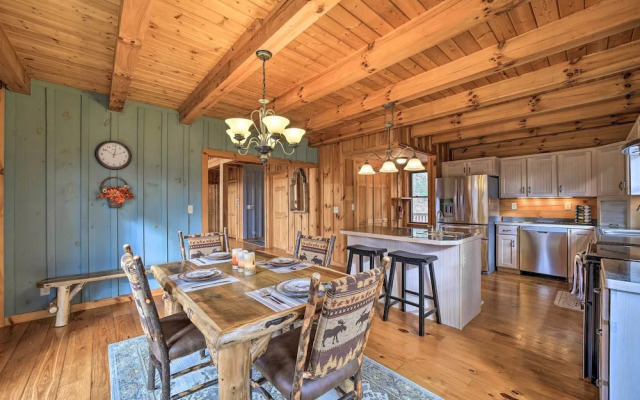 Decks & Mountain Views: Waynesville Getaway!