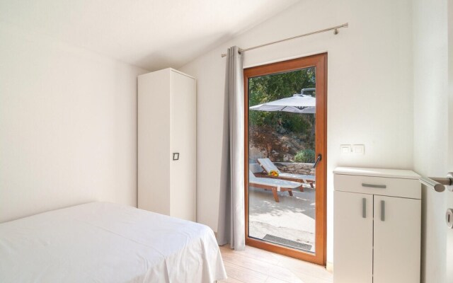 Awesome Home in Praznica With 2 Bedrooms, Jacuzzi and Wifi