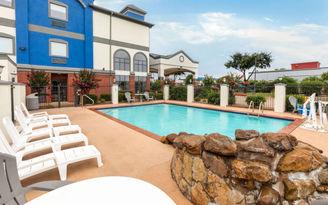 Days Inn & Suites by Wyndham Sam Houston Tollway