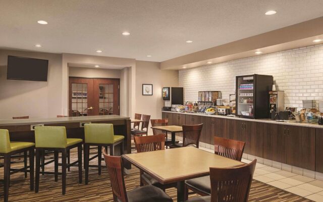 Country Inn & Suites by Radisson, Willmar, MN