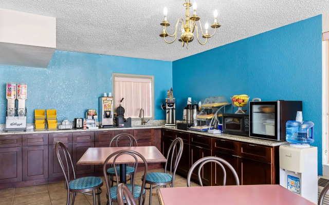 Days Inn by Wyndham Clayton