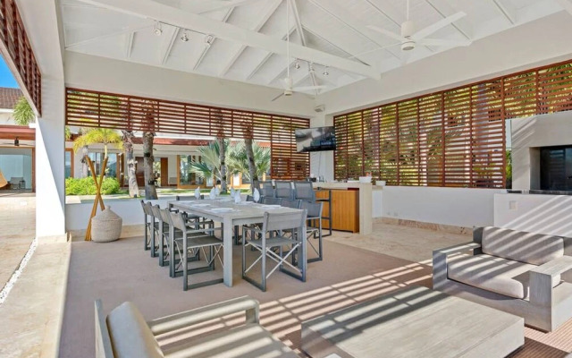 Modern Oasis Stunning Views of Golf Course River