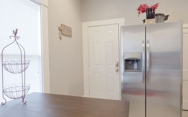 Laurel Coral-Sleeps 5-Studio
