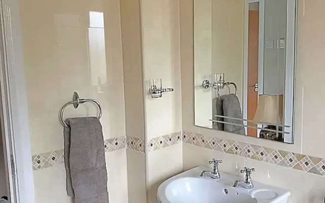 Immaculate 3-bed House With Private Secure Garden